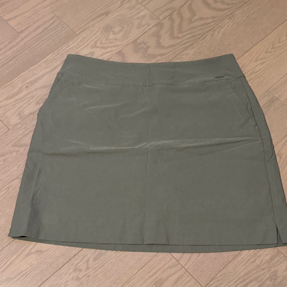 size 6 S.C.&CO Green Skort